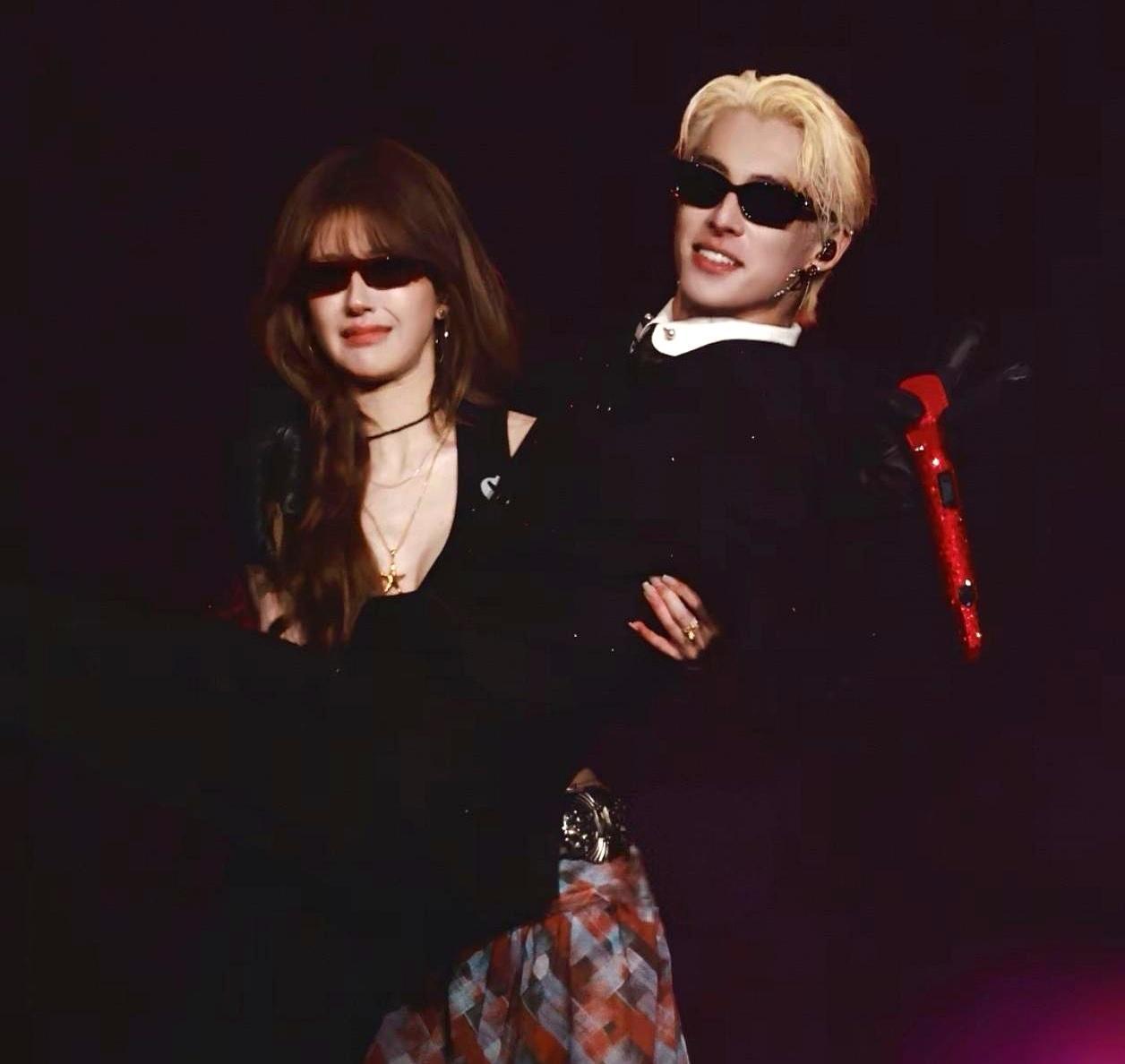 1.8米壮汉被公主抱！
 
澳门银河馆1月17日，王鹤棣金发炸场，开嗓就脱外套。