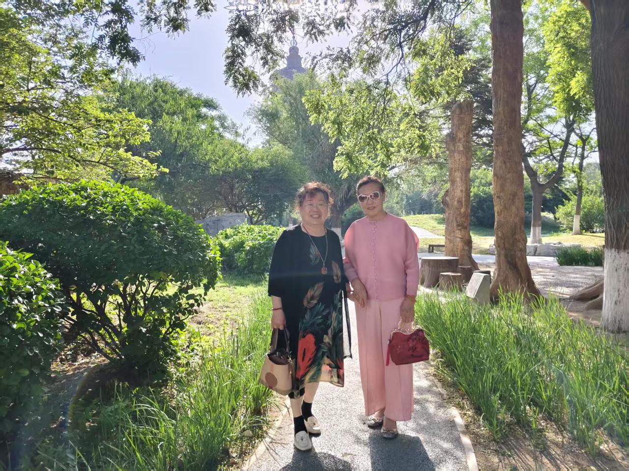 关于公园的照片分享昨天和老同学在家附近古塔公园逛逛，这里处处是美景，我们俩边走边