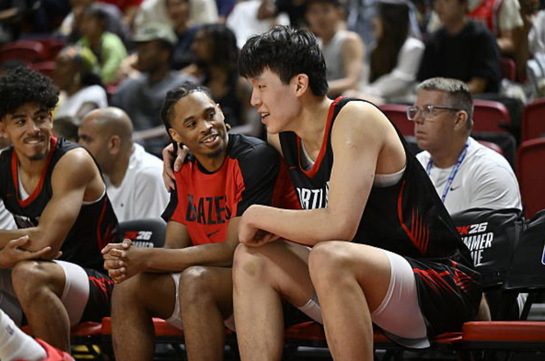 小杨的篮板和失误率确实令人担忧。抢篮板时不会主动抢位置，只会利用身高优势跳起来，
