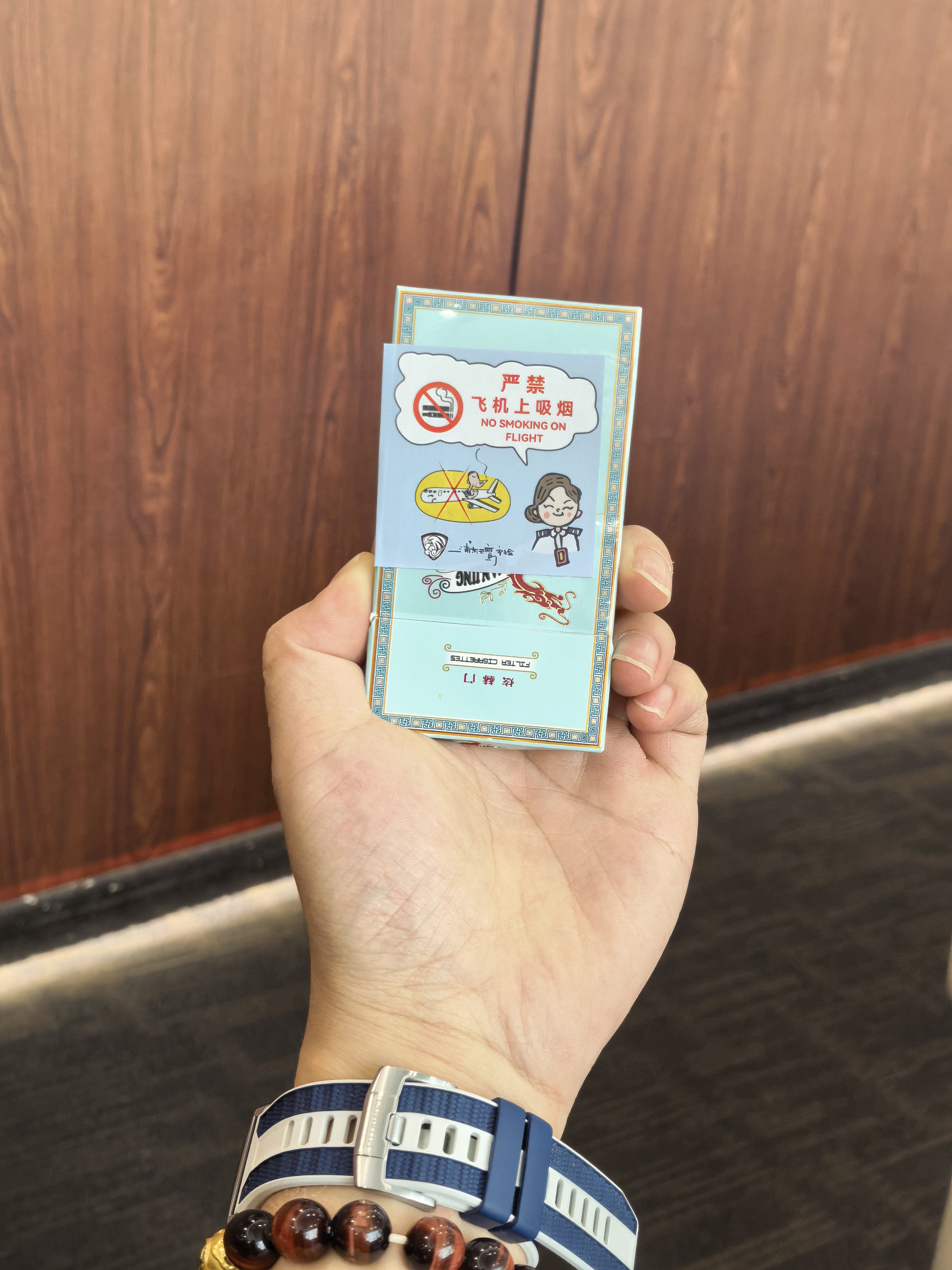 我还是没明白，给我烟上贴个“严禁飞机上吸烟”？？？ 上海·上海浦东国际机场2号航