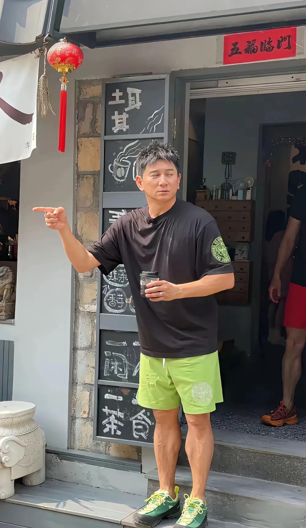 吴奇隆也是妥妥的老人家了，不过50岁还能有这个状态也是非常的好了，特别是吴奇隆的