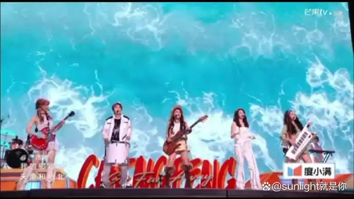 《乘风2026》总决赛全开麦直播翻车了。孙怡团《天空划过一道星光》被吐槽“七拐八
