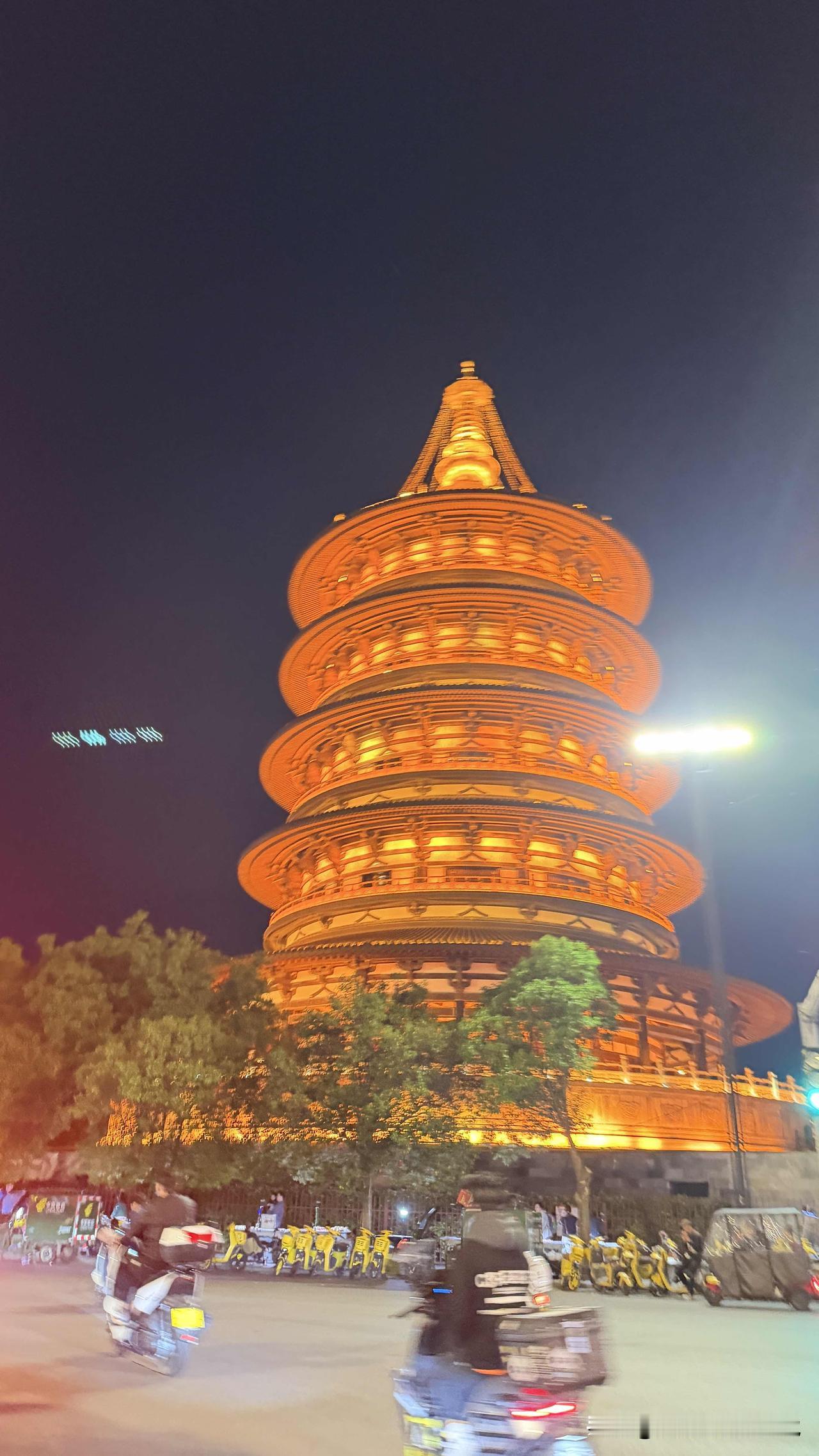 总要亲身奔赴一次洛阳的夜晚，才懂什么是一眼沦陷的盛唐风华。夜幕缓缓低垂，晚风温柔