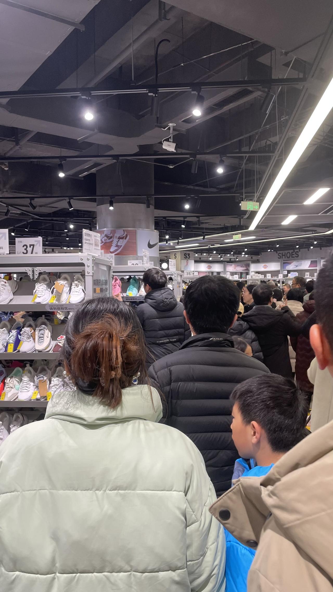 郑州芸品仓开业有一万人，千万要避雷！

郑州芸品仓奥莱开业，让冷清的奥体中心，突