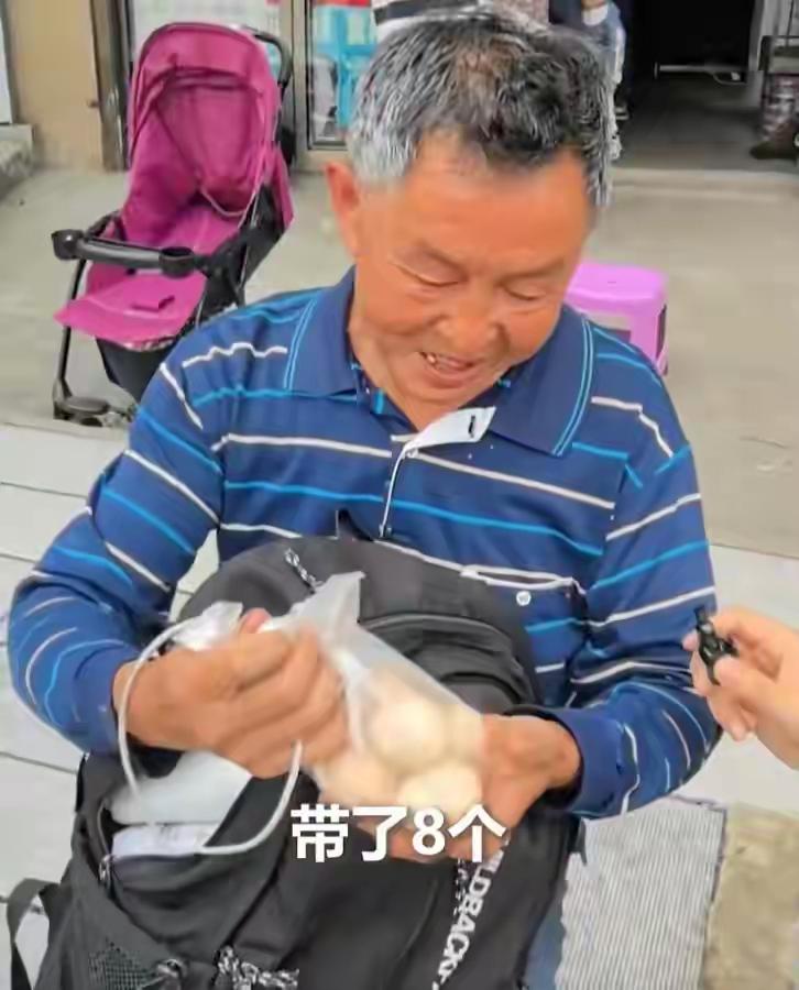 看着这8个熟鸡蛋，看个儿子剥一个鸡蛋给了老父亲吃，看着贺家这爷俩的背影，让泪目了