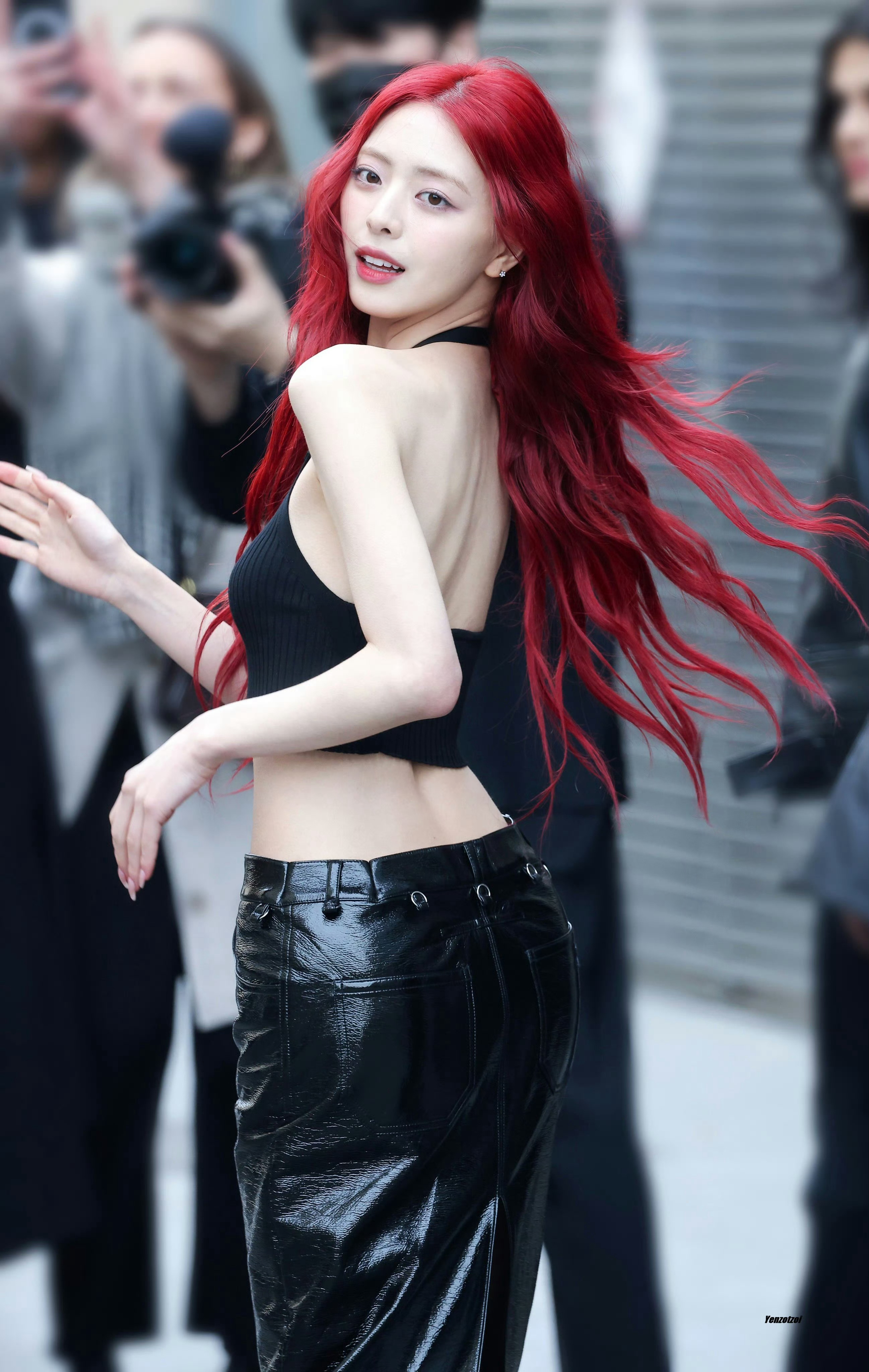 申有娜❤️明艳美貌和高饱和度红色是最热烈的搭配 