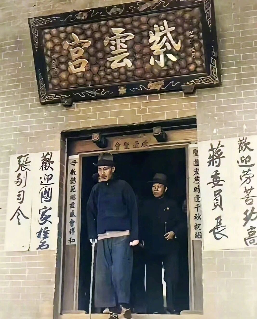 1936年10月26日，35岁的张学良陪同49岁的蒋介石游览华山，这是在紫云宫拍