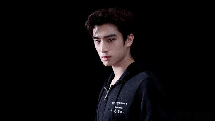 张康乐新剧集体耍小牌记忆闪回镜头太戳人！《四十七》时空交错的处理很有质感，搭配集