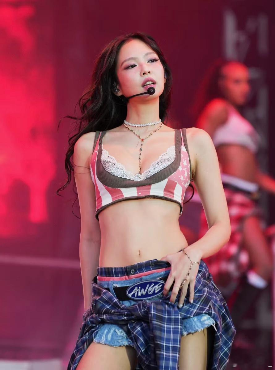 Jennie 亮相纽约 Governors Ball 音乐节！黑色短上衣搭配牛仔
