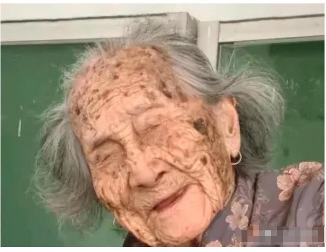 “中国长寿之母”2025年元旦离世，1902年出生的林蛇母，一共有100多名儿孙