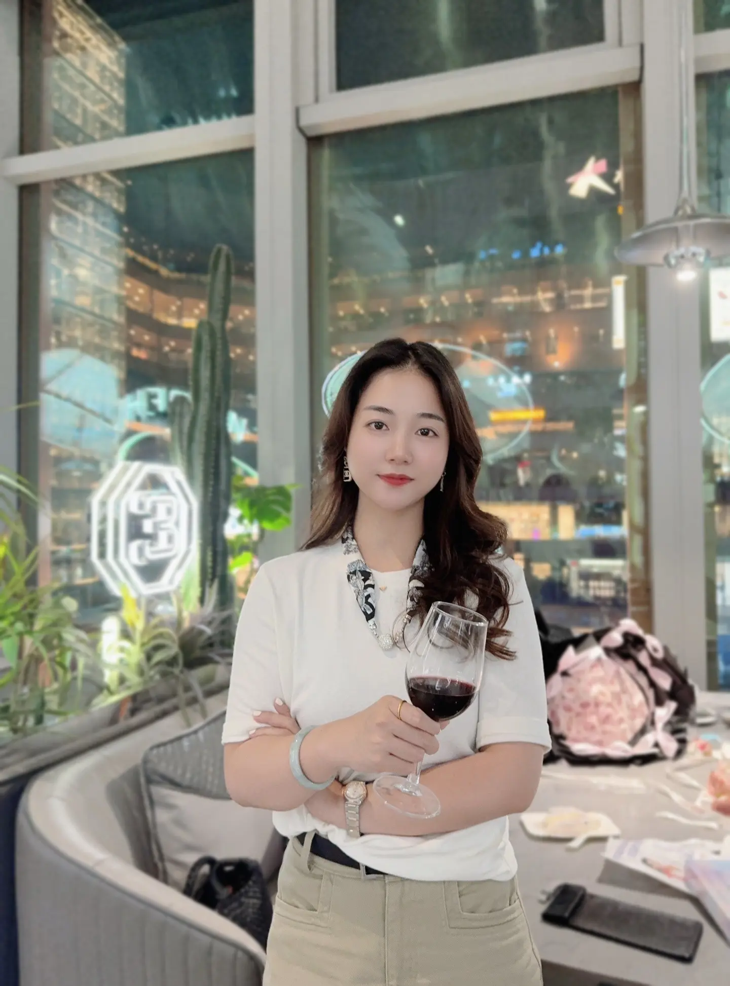 男人最大的底牌是妻子，一个男人那怕一无所有，有家回，有人念，就是最大的...