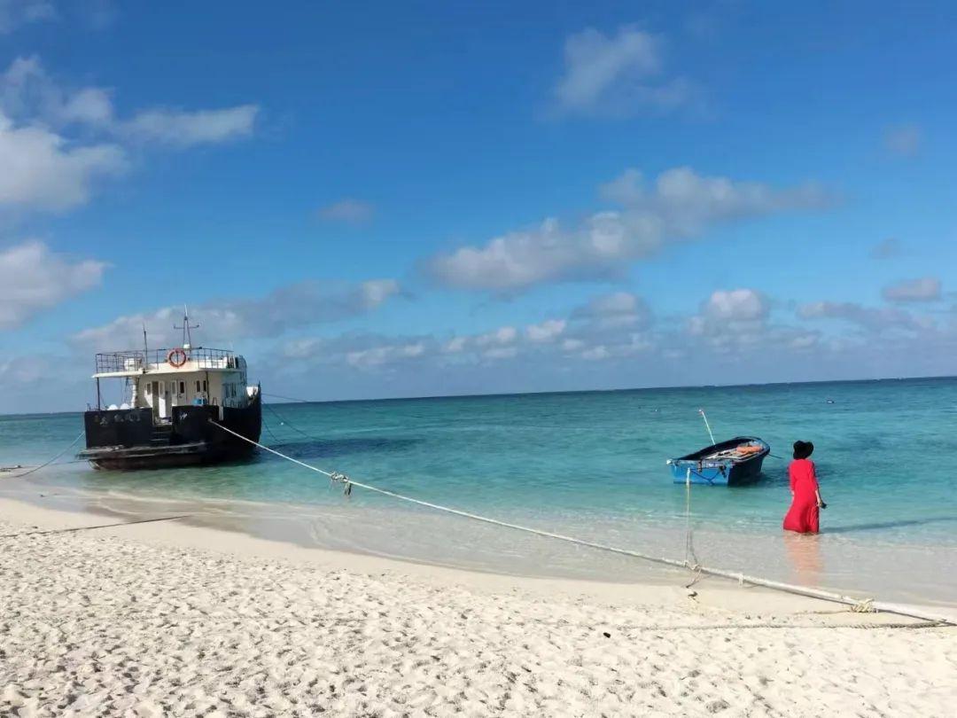 一个中年女人的倾诉：和小男友同居半年，我快要疯了。
李雯离婚后找了个33岁的男朋