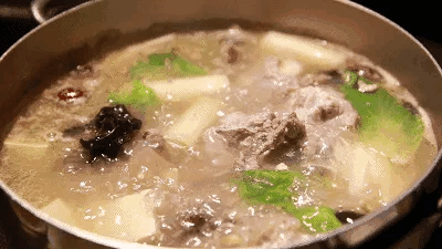 今日#风物茶话会#：#这头猪终于不用藏了#
 
以前物资匮乏，家里有猪也“藏起来