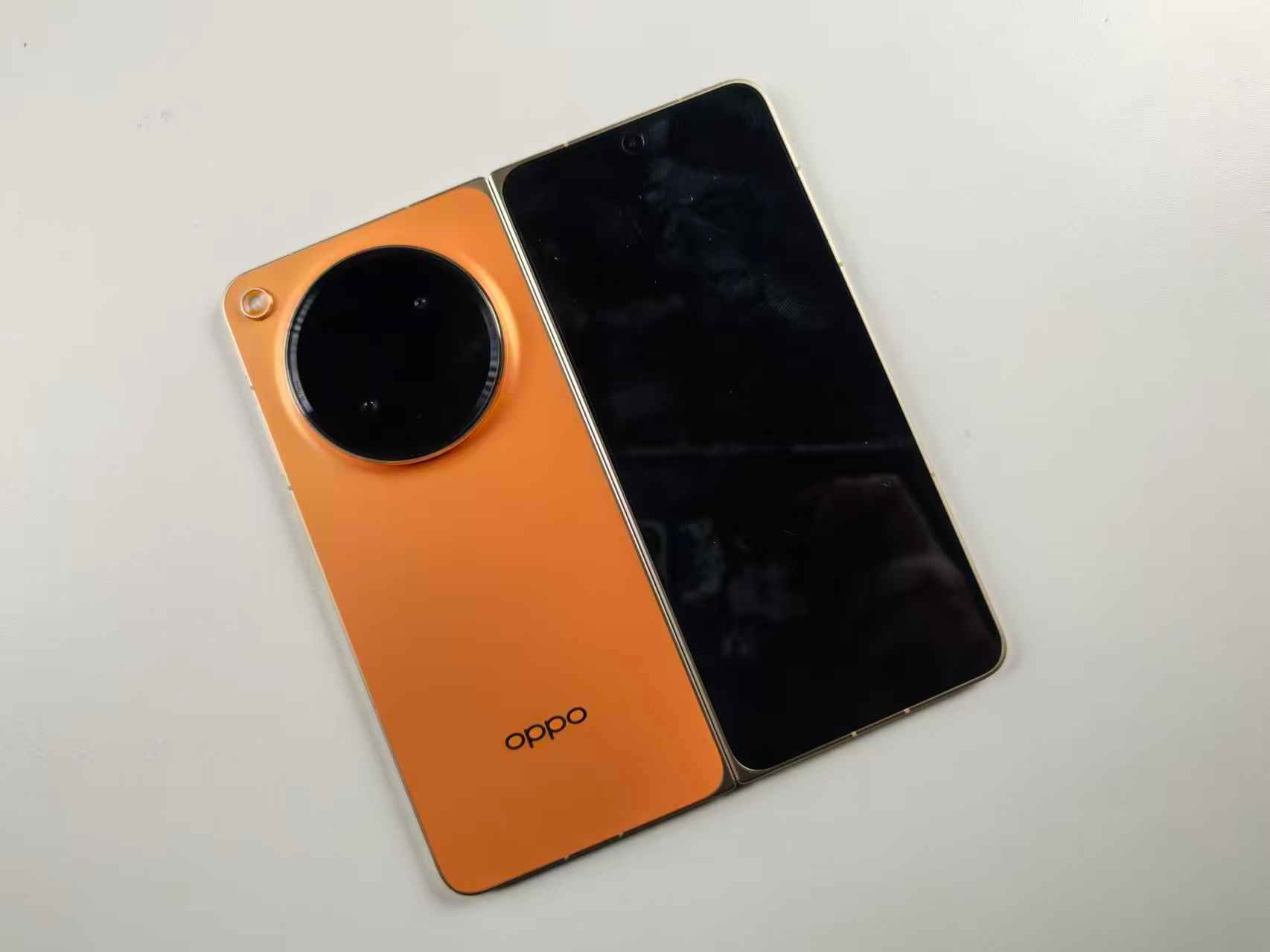 等iPhoneFold还是选安卓折叠屏安卓折叠屏已迭代多代，铰链、屏幕、续航全面