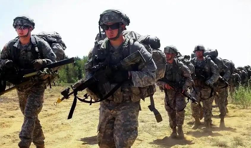 美军这波操作简直把“搬起石头砸自己的脚”玩到了极致！仓促开干三十多天，直接把原本