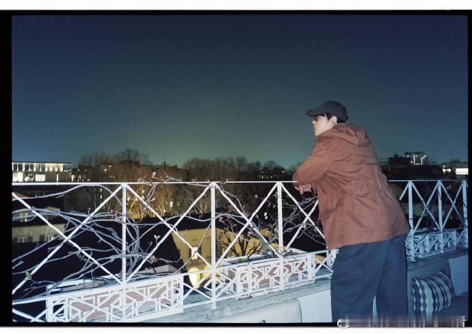 肖战手上拿的吃一半的苹果肖战ins晒米兰照肖战米兰照更新，手里那半颗苹果太抢戏！