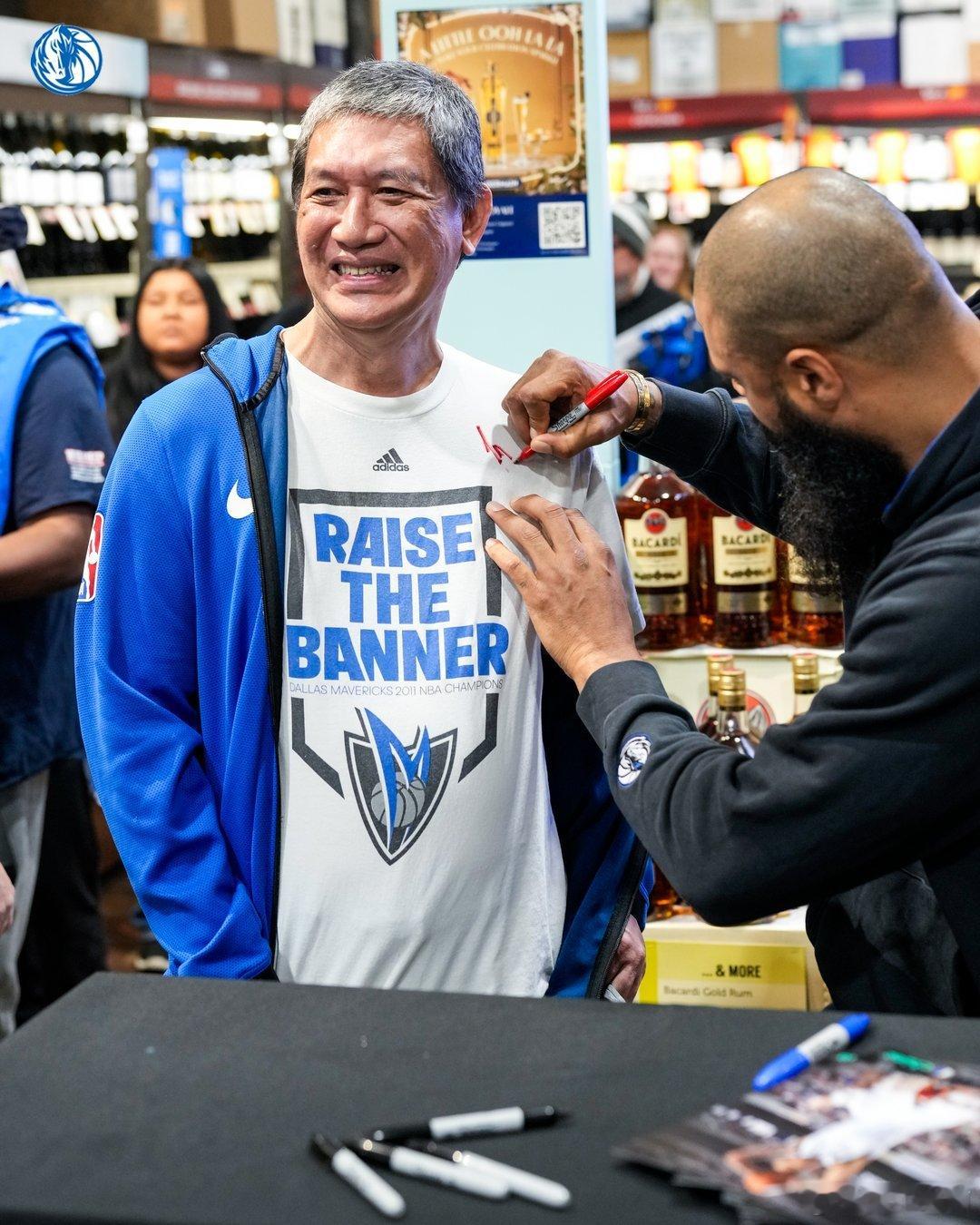 MFFL 钱德勒参加达拉斯社区活动。独行侠vs太阳浓眉坦言被湖人交易意难平浓眉曾