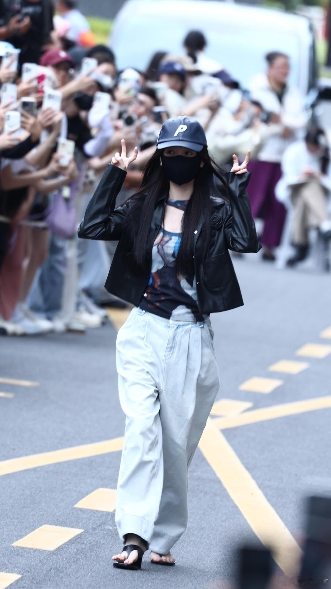虞书欣又回横店上班了虞书欣赶回横店拍戏了虞书欣已经回横店继续拍戏了，好忙呀，期待