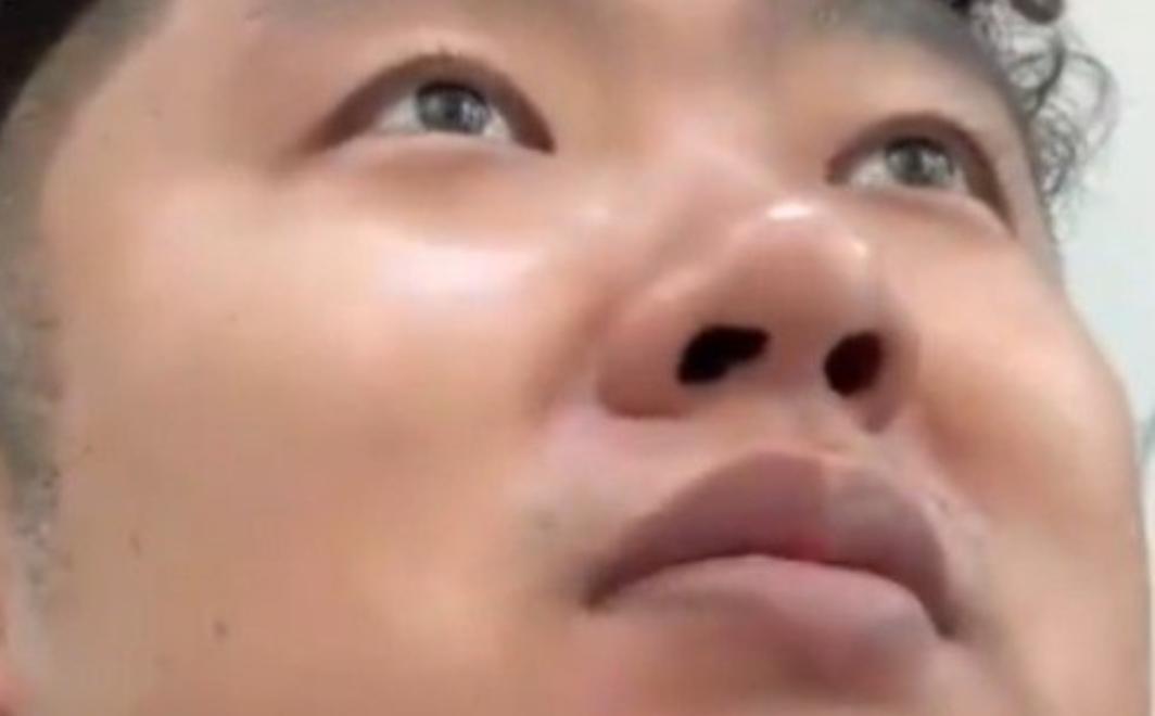 嘴唇发紫博主称一直以为身体正常
 
很多人身体早就发出警报，自己却浑然不觉。
 