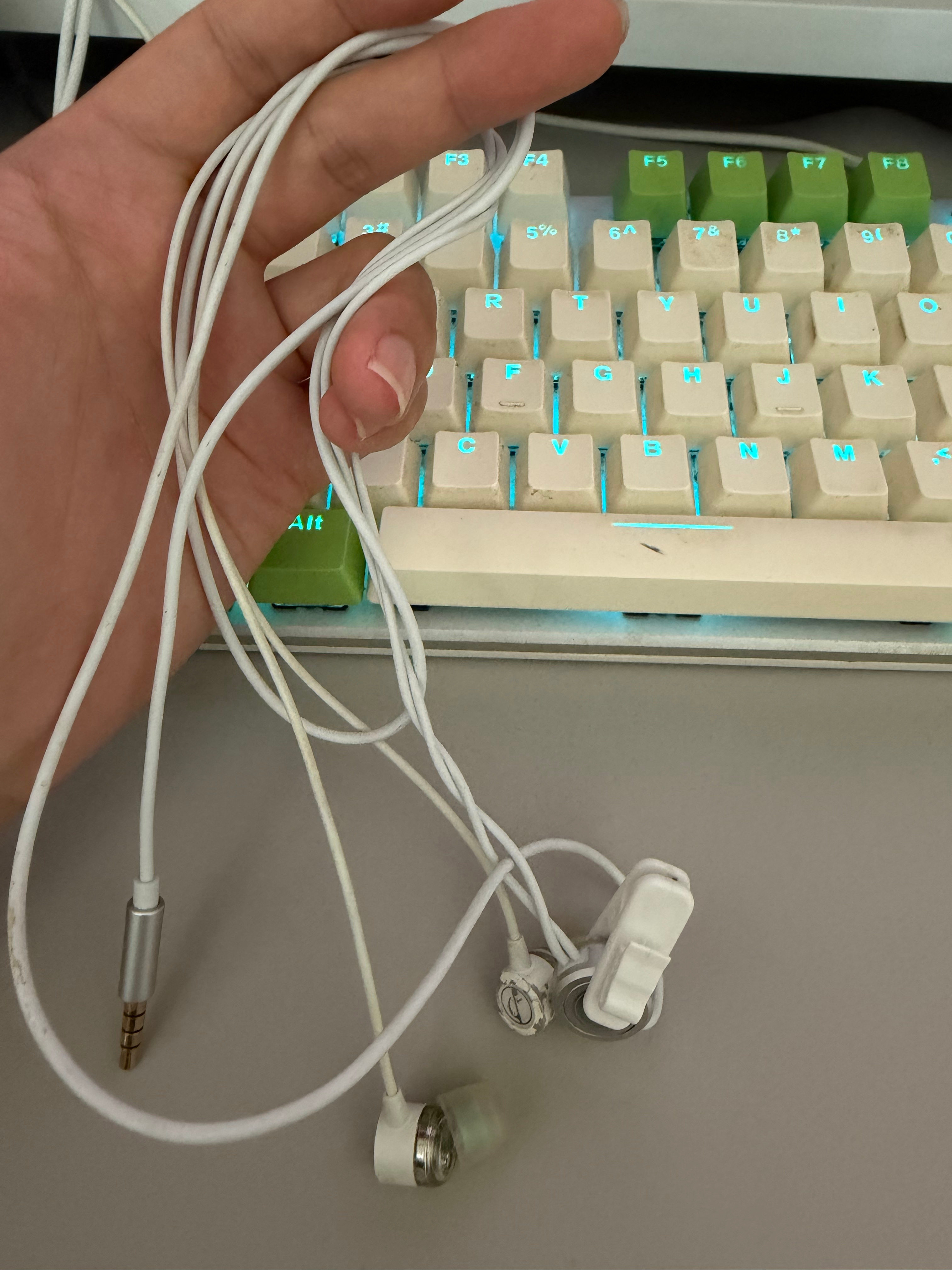 到底是谁取消有线耳机的现在用台式电脑的时候，还是会用上有线耳机的。毕竟工作的时候