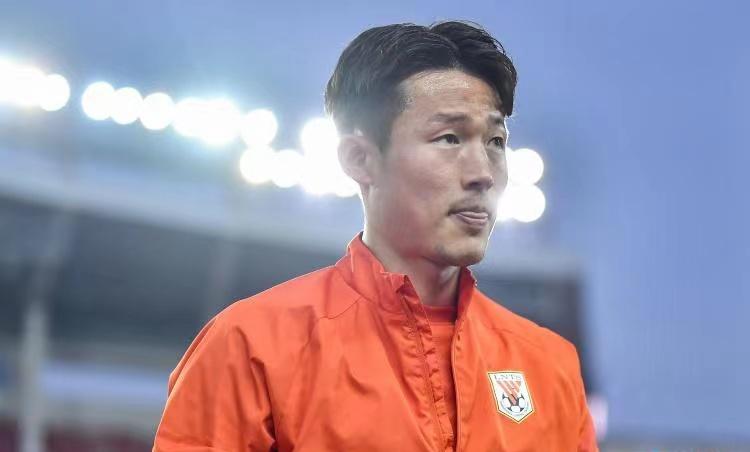 凭借韩国外援孙准浩的远射破门，山东泰山半场1-0领先上海申花，距离10连胜仅差4
