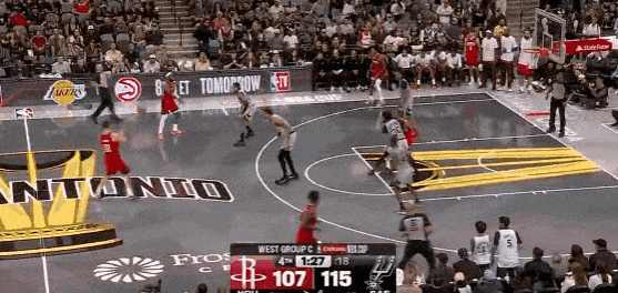 辣眼睛！杜兰特关键时刻送出第8次失误！
在今天NBA季中锦标赛火箭对阵马刺的第四