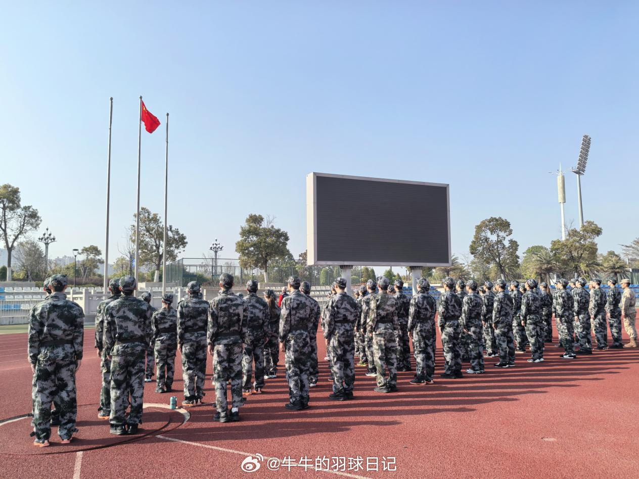 国家羽毛球二队开展军训 锤炼作风磨砺意志网页链接 近日，国家羽毛球二队在国家羽毛