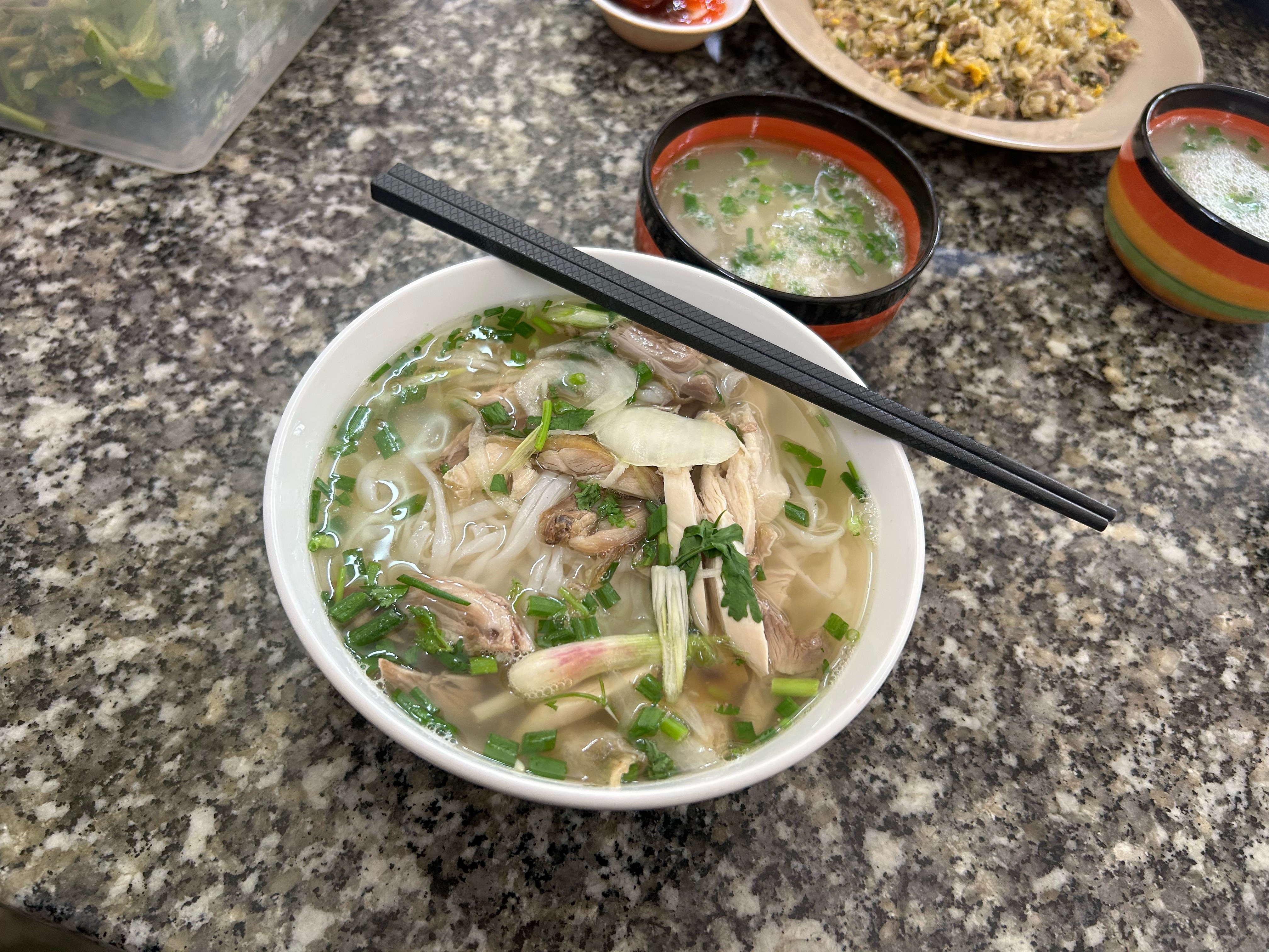 我现在在越南已经不吃牛肉了，天天吃鸡肉，不是鸡肉好吃，而是牛肉粉吃太多了