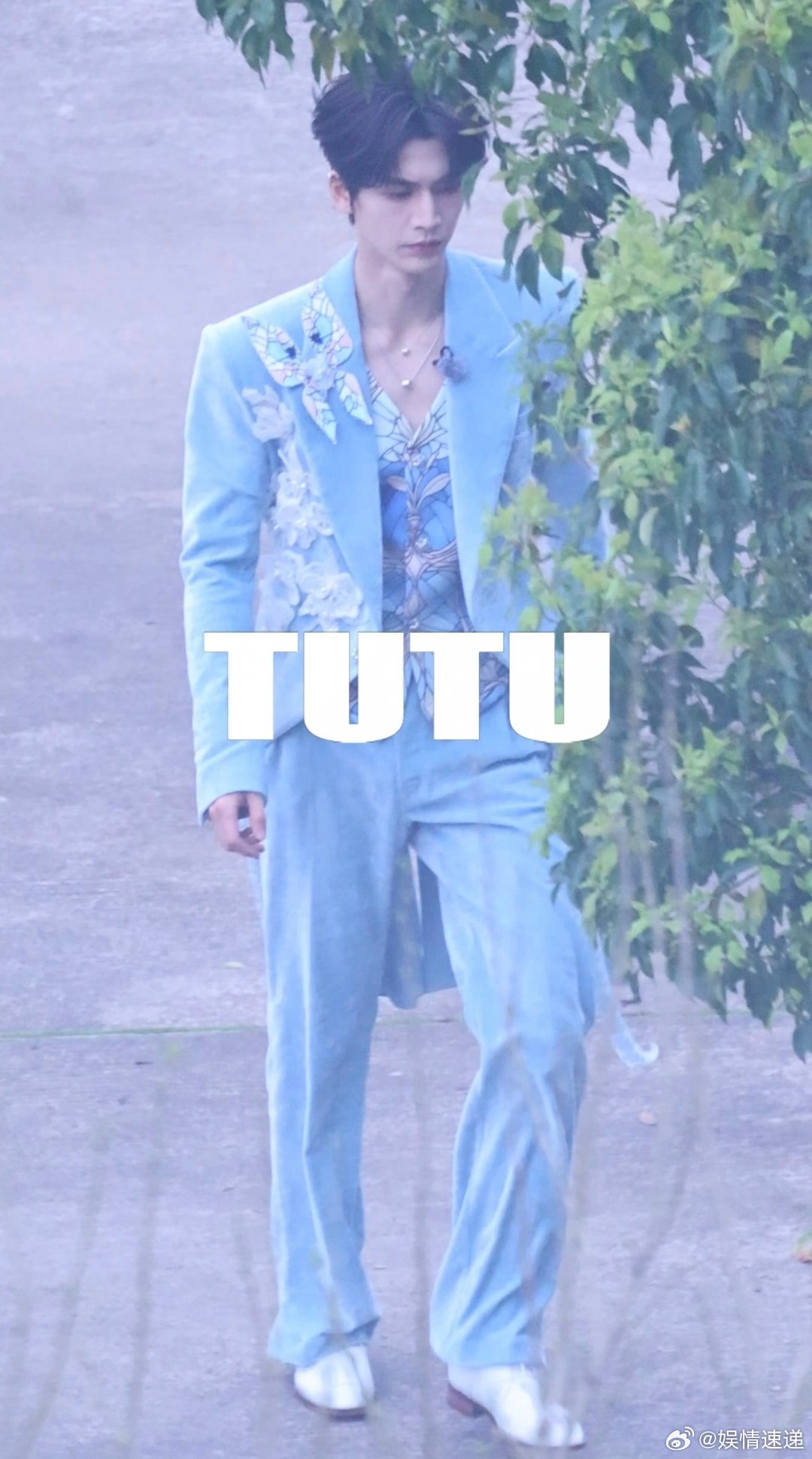 张凌赫蓝色燕尾服张凌赫蓝蝴蝶王子好 