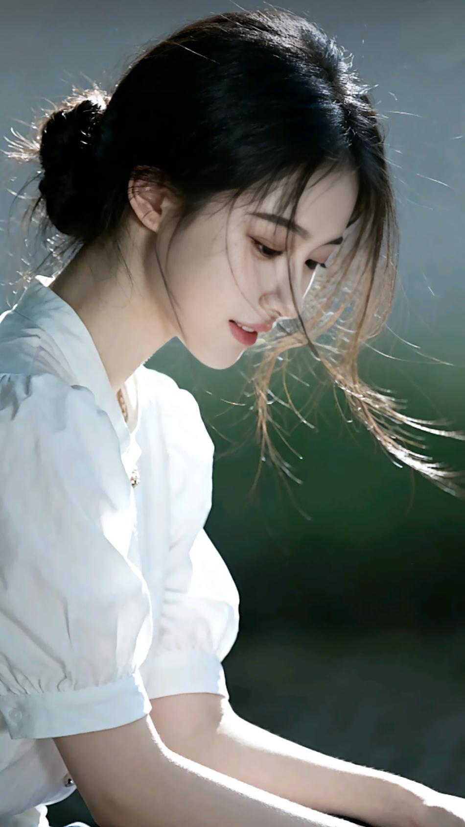 风拂发梢轻，梦回古时情。