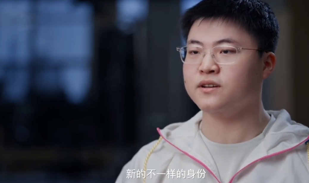 #Uzi称考虑转行当教练# #Uzi回应身体状况#“以后也会去尝试一些新的不一样