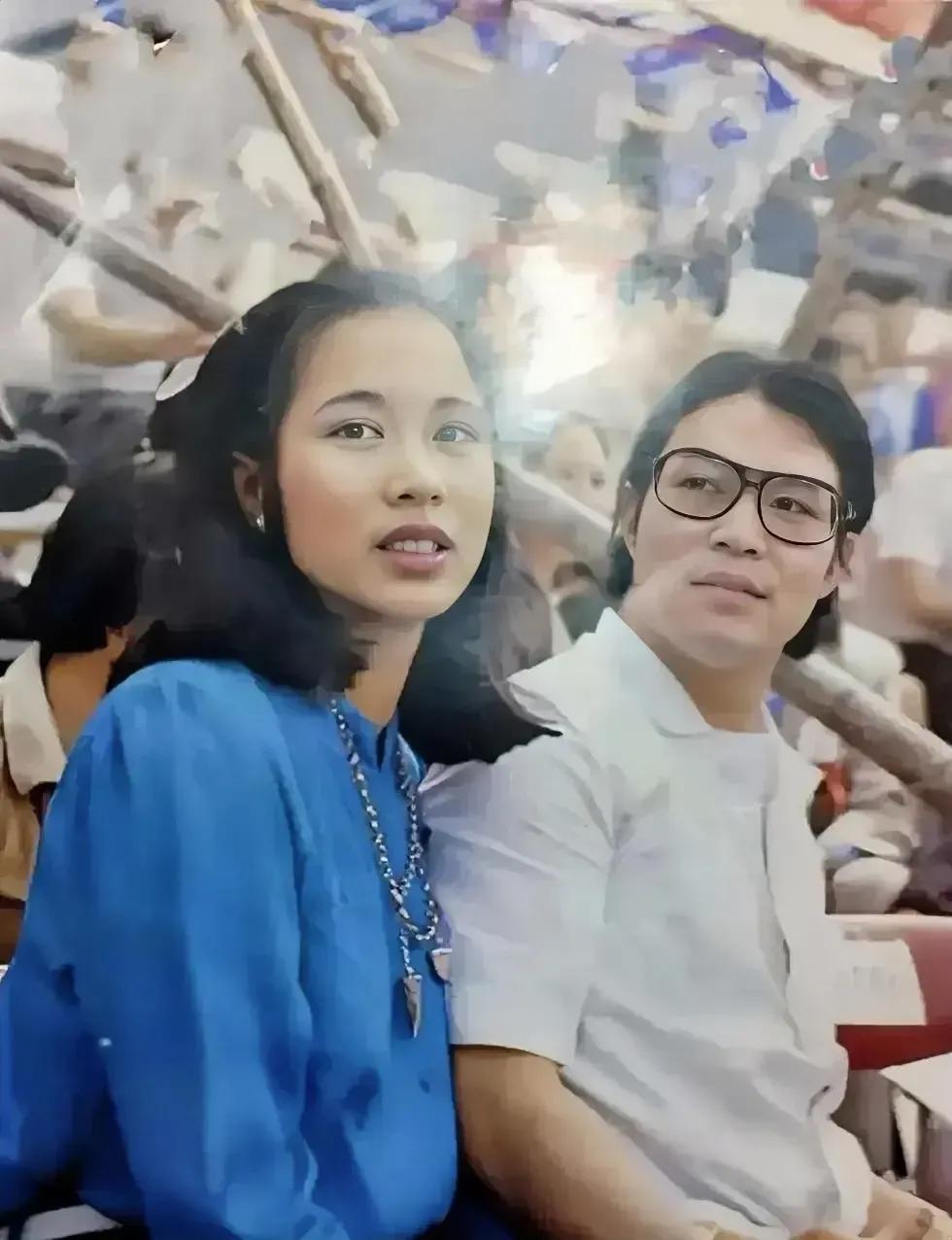 霍震霆发型几十年如一日不变，也是一个专一的人，世界真奇妙，年轻时的他估计也想不到