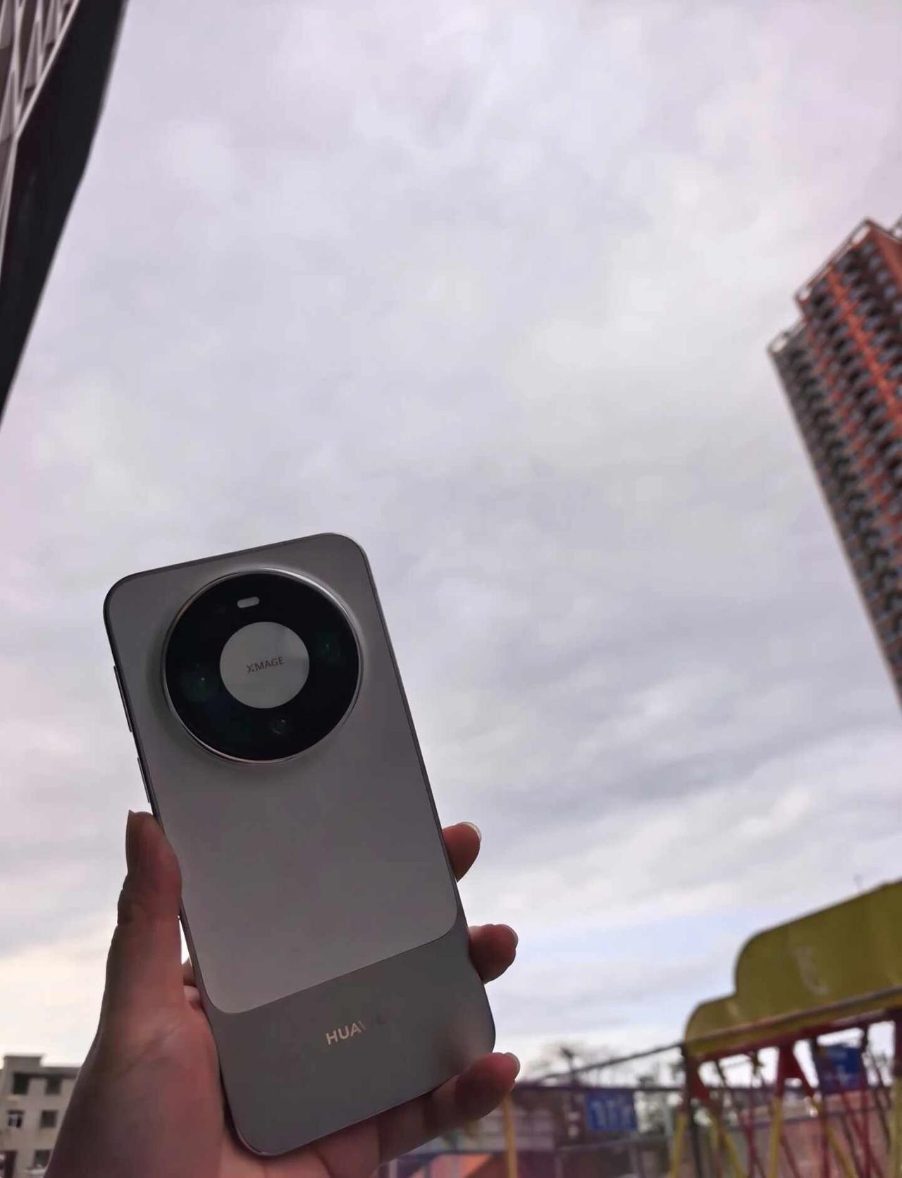 Mate90终于抢到了，阴天和白色非常搭