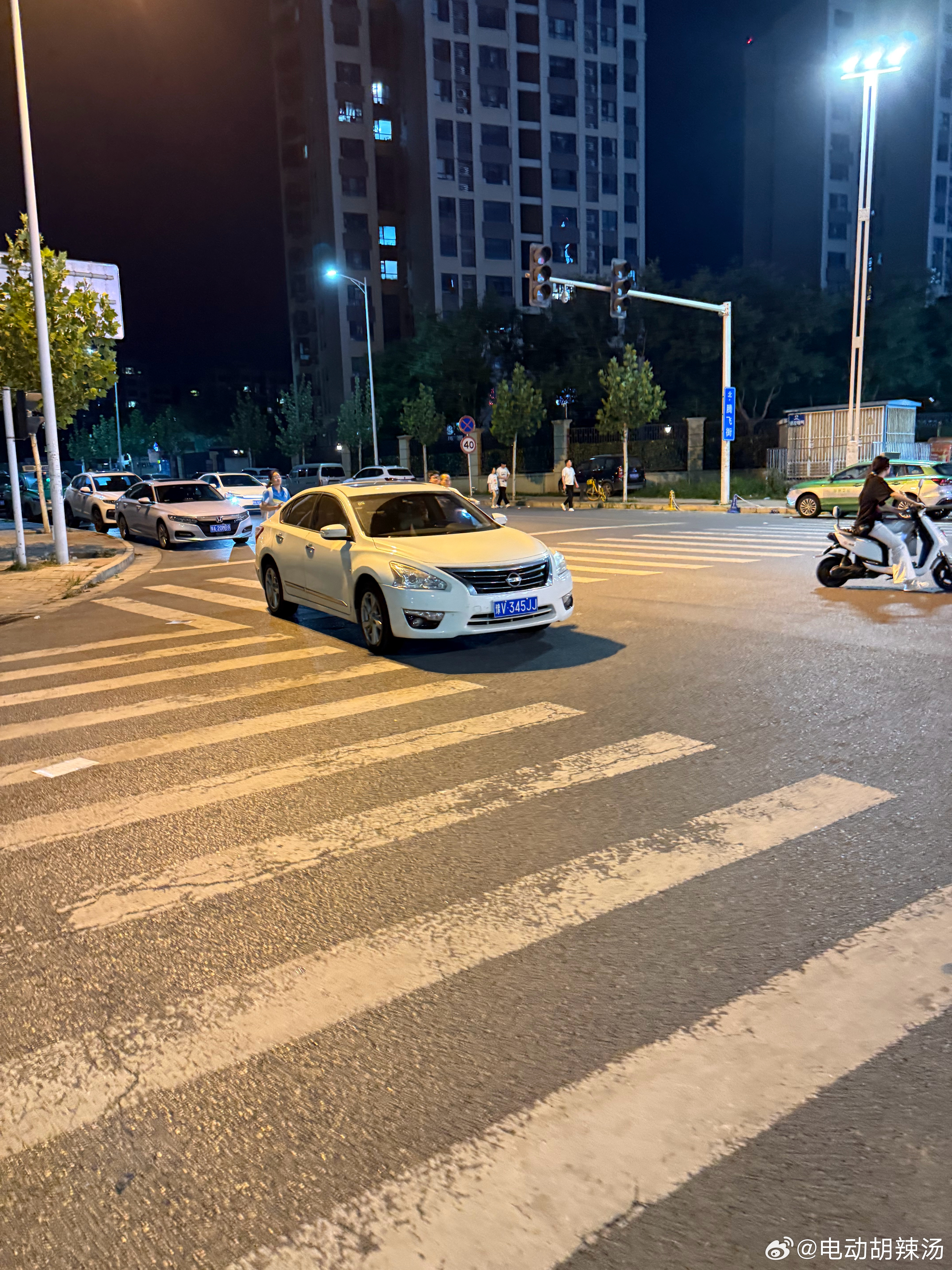 这车停的只能说太随意了… 
