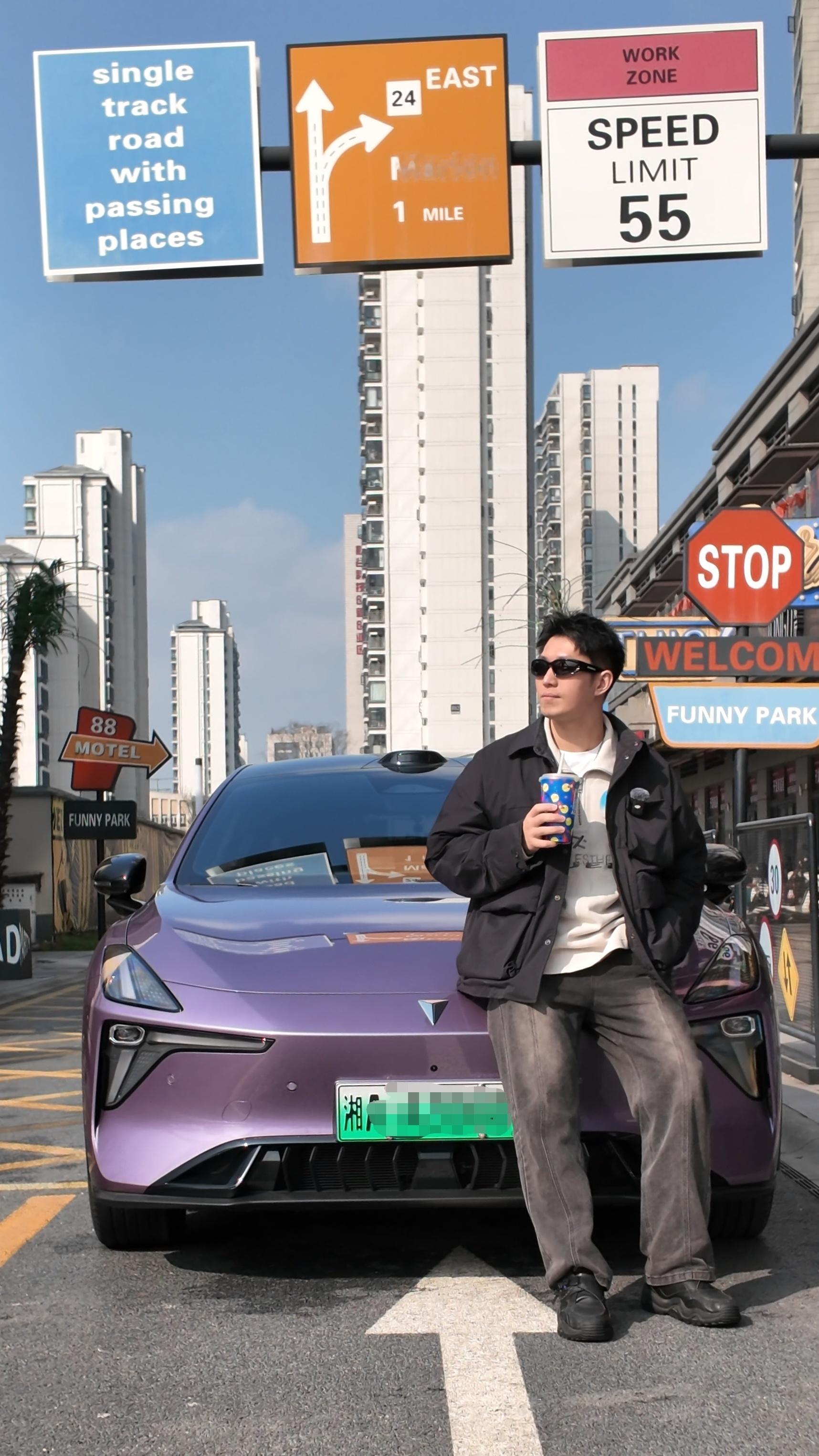 欢迎来到长沙曼哈顿小某书是真骗人，但是也真出片实际就是售楼部搞得几个小店铺招牌把