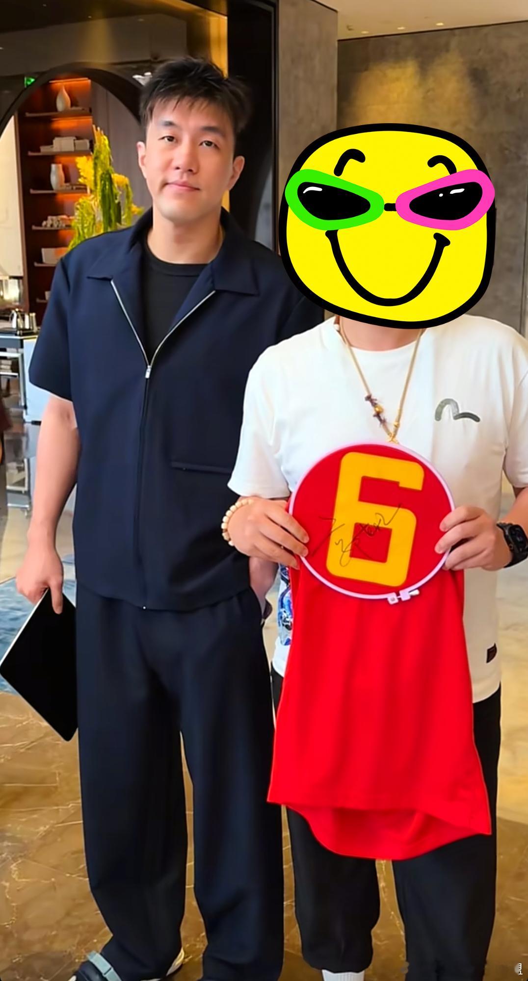 球迷在北京遇到郭艾伦合影郭艾伦