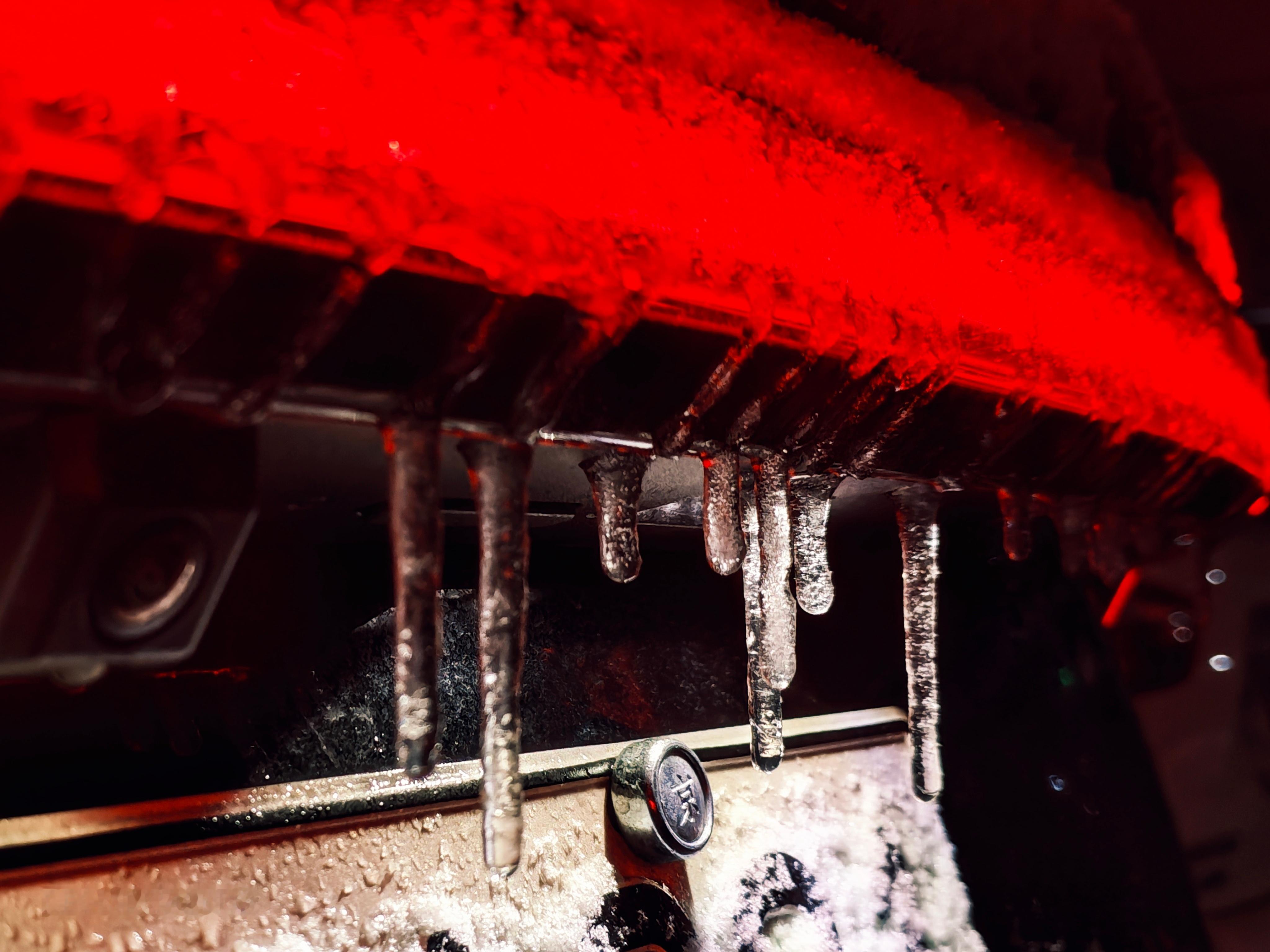 北京这雪下得够意思，回家路上遇见了一路横走的特斯拉和上不去立交桥的7系。四驱这个