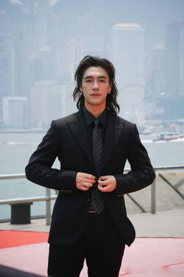 港风真的是此沙的统治区！黑色西装海边大片氛围感拉满，利落剪裁勾勒挺拔身形，海风轻