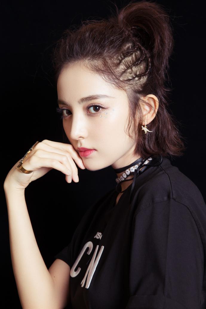 我们新疆的女人漂亮吗新疆姑娘美极了，比如佟丽娅，娜扎，迪丽热巴，哈尼克孜。美的不