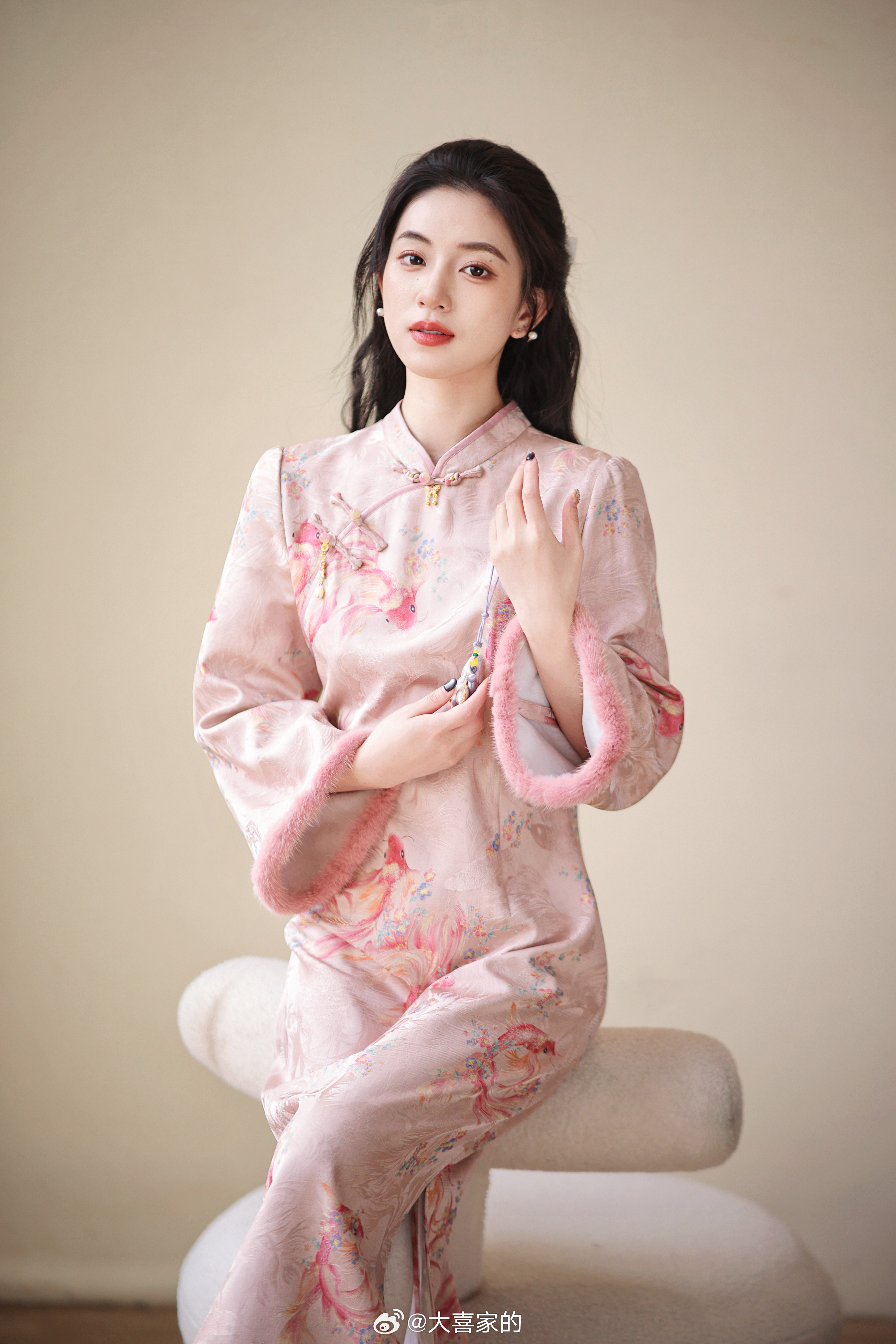 终于等到你！本粒最爱的国风旗袍！加厚绒+水貂毛 再加“粉涟鲤影”晕染提花 给你一