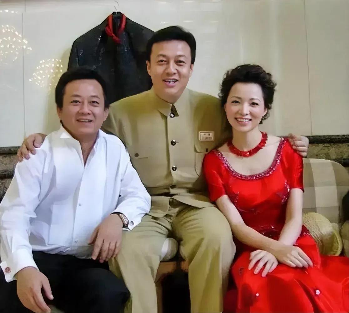 董卿这一袭红衣太漂亮了，
中间是吕继宏吗？
