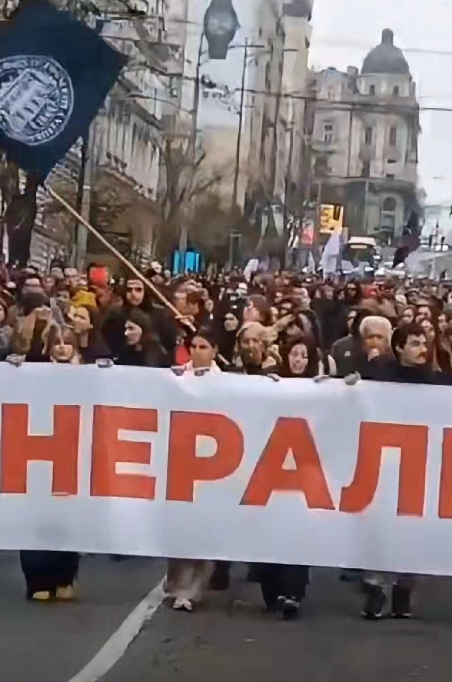 塞尔维亚首都贝尔格莱德，学生和民众举行抗议，反对将被北约炸毁的南斯拉夫军队总部改