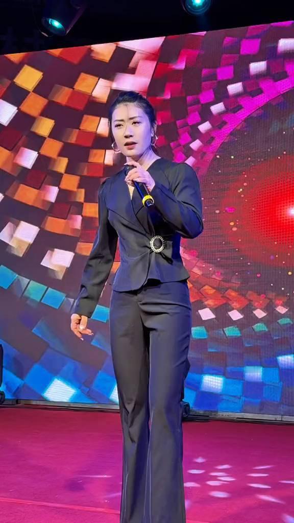 儿时的我望着你就像一座大山，时常将我高高举起坐在你的双肩。你是我的港湾，你是我的