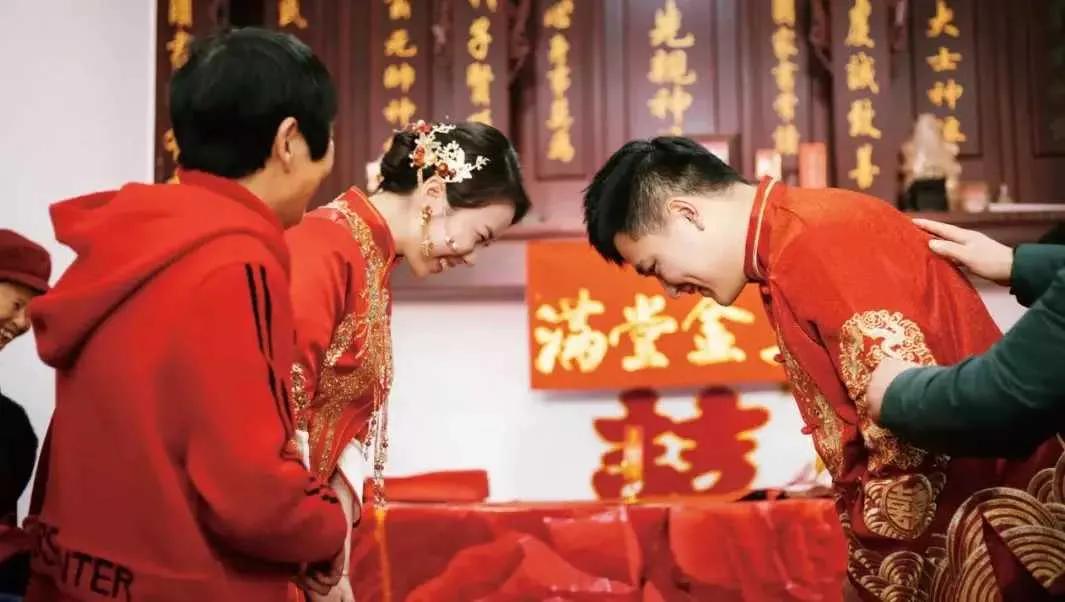 结婚人数骤降，结婚年龄推迟，原因有三点。第一，如今适婚的“90后”和“00后”绝