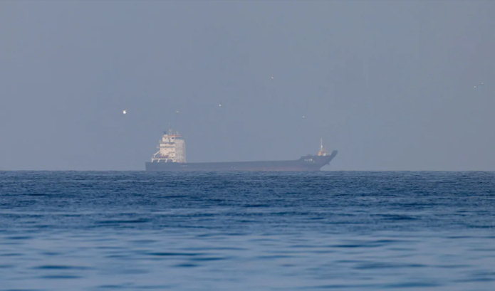 伊朗已经开始向部分通过霍尔木兹海峡的商业船只收取过境费。据知情人士透露，伊朗正以