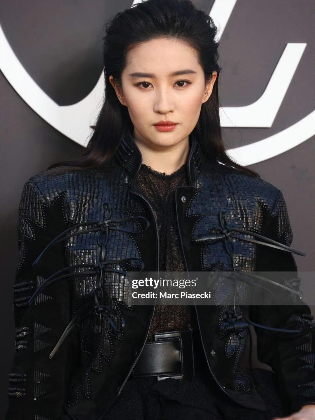 刘亦菲，Lisa巴黎时装周秀场g社生图嗯…真是风格不同的美女呢[思考] ​​​