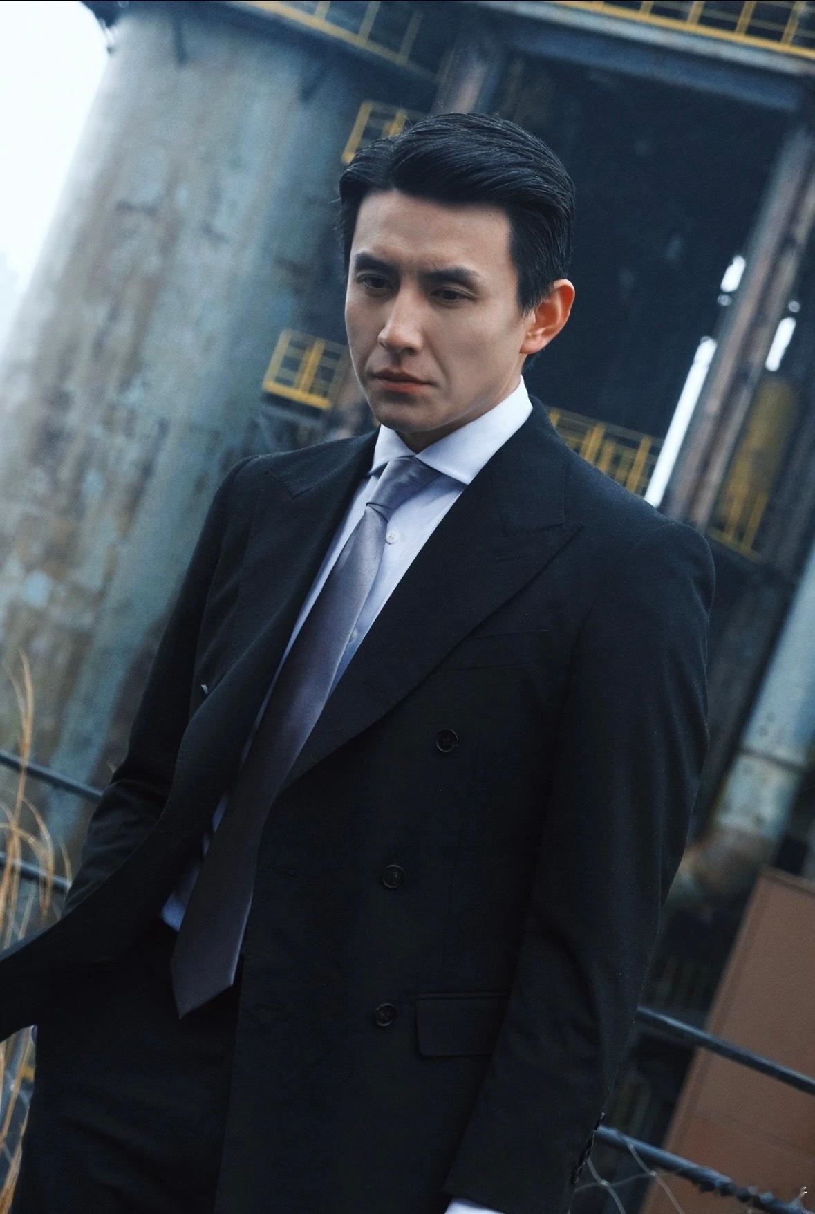 刘萧旭别从手机里看我了 刘萧旭年度大赏当红派对红毯帅炸了，一眼沦陷直接被迷晕！嘴