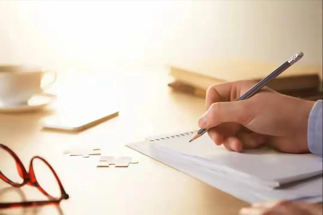 头条已经被家长里短、娱乐八卦等口水文霸屏，看看头条流量网红的文风，你就知道头条的
