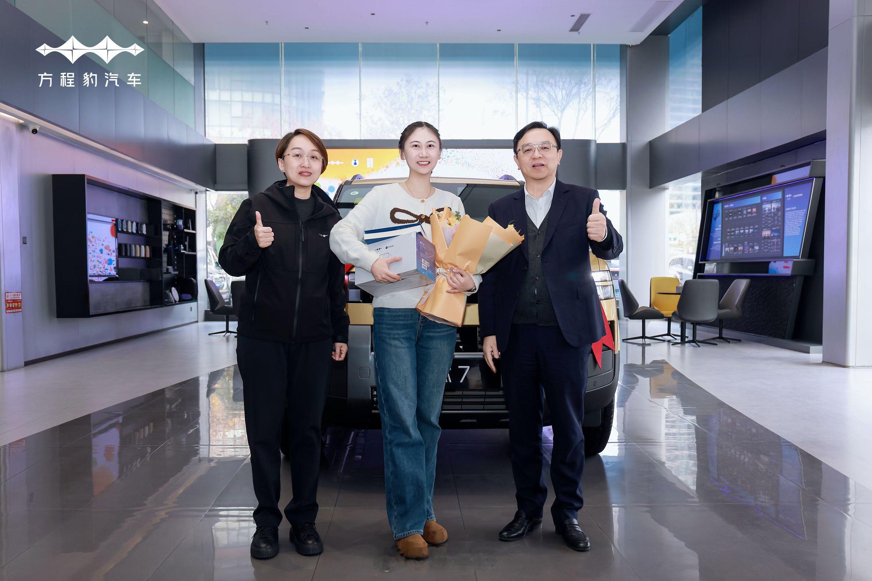 朋友们，今天刷到船夫哥亲自在南京给车主交车，这排面太足了吧！方程豹豹7这“方盒子