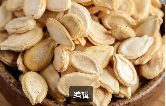 买了一块冬瓜，把里面的籽掏出来，放太阳底下晒干，试吃了一粒，跟小时候的味道一样，